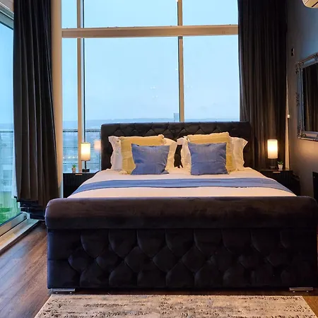 Elegant Duplex Penthouse Centre & Free Parking * Leeds (West Yorkshire)