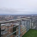 Elegant Duplex Penthouse Centre & Free Parking شقة *