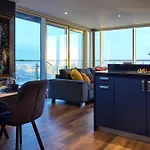 Elegant Duplex Penthouse Centre & Free Parking شقة *