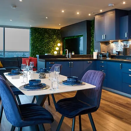 Elegant Duplex Penthouse Centre & Free Parking * リーズ