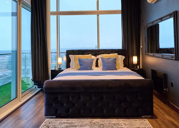 Elegant Duplex Penthouse Centre & Free Parking * Leeds (West Yorkshire)